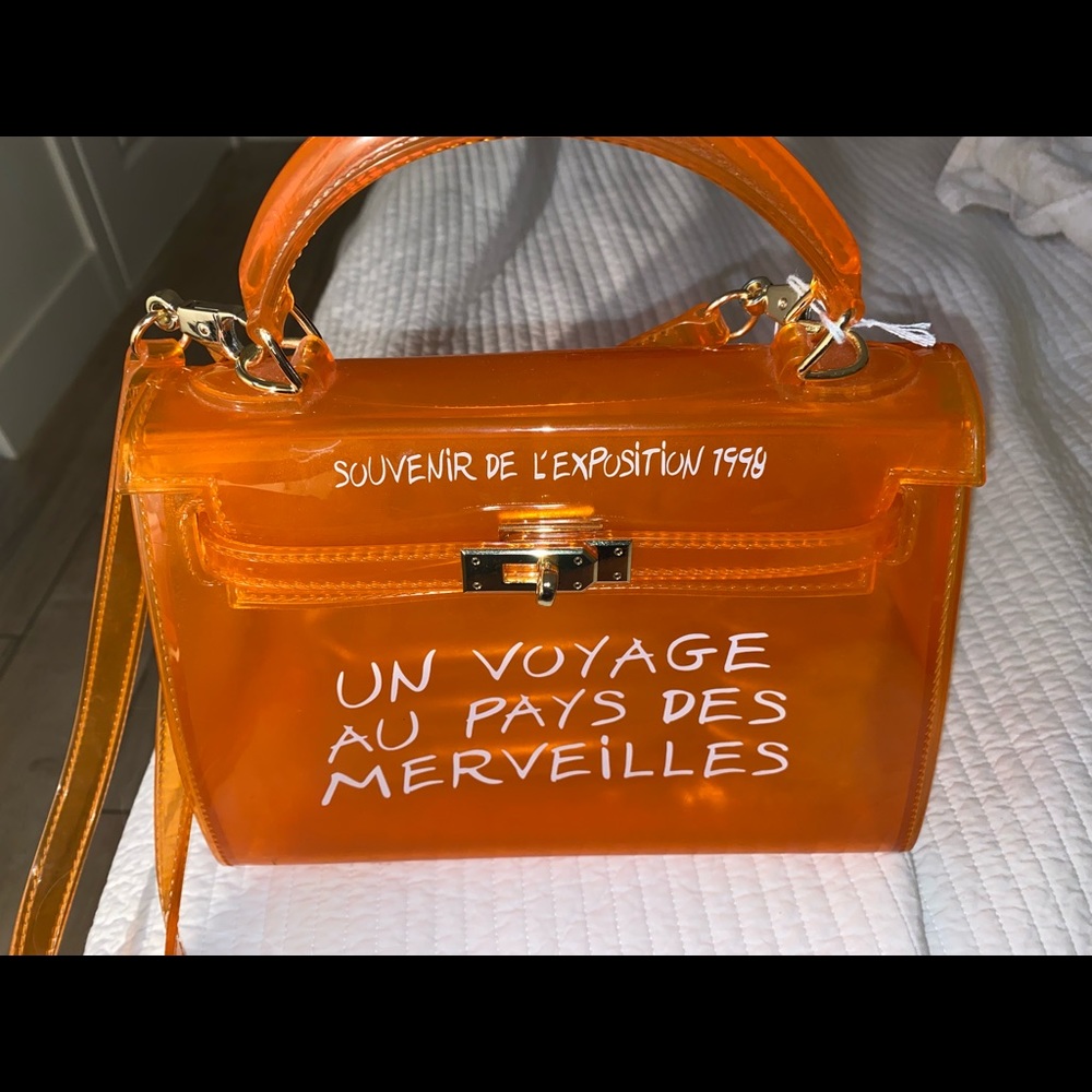 UN VOYAGE AU PAYS DES MERVEILLES